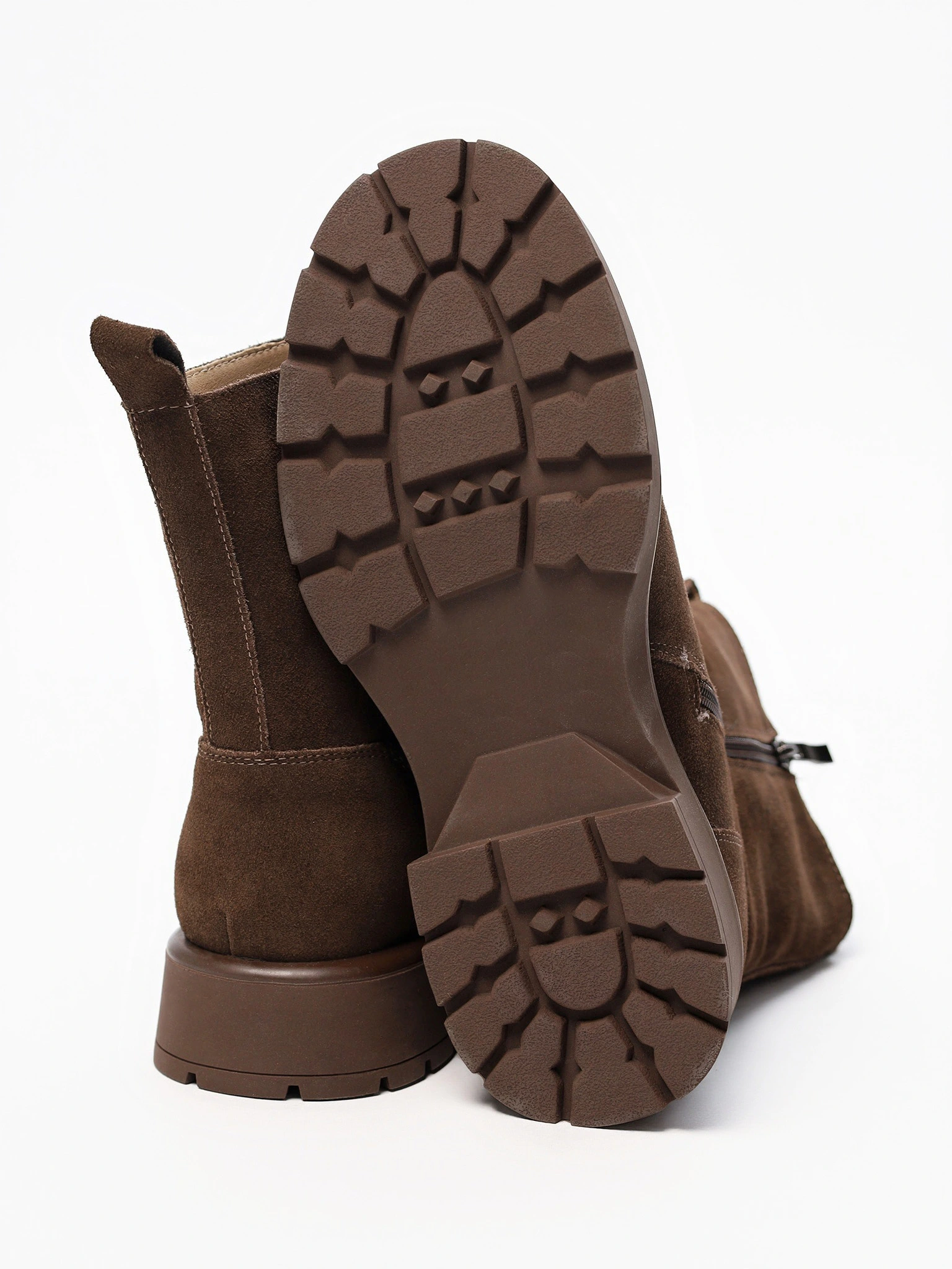 Ботинки темно-коричневого цвета на среднем каблуке